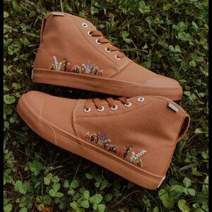 BANGS FLORAL HIGH TOP SHOES Women's size 6 in color SAHARA SAND
